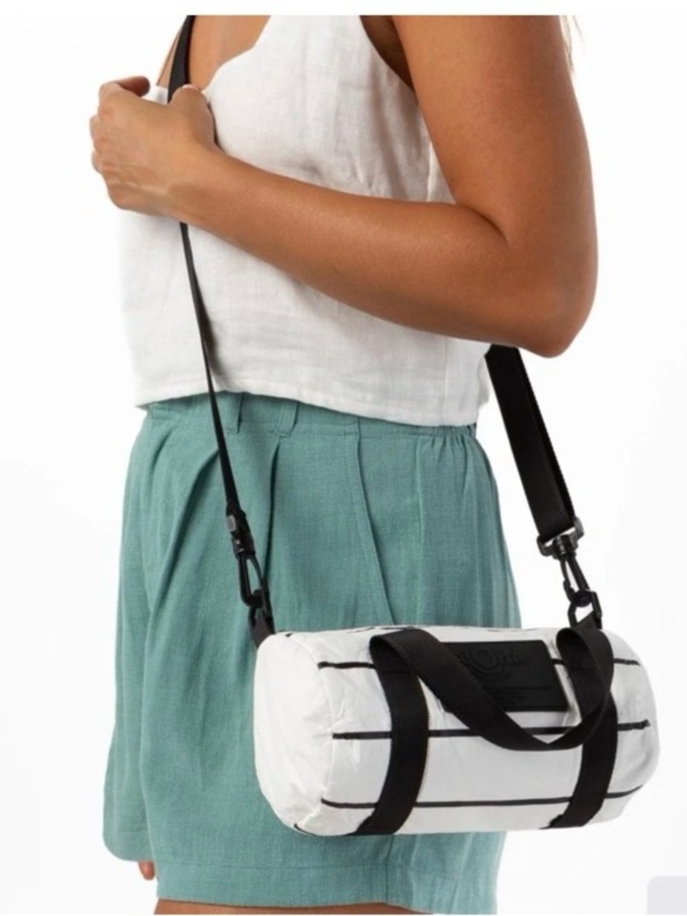 🆕Bnwt ALOHA Collection White Quilted Barrel Crossbody with Black Straps